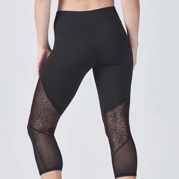 NWT Fabletics Mid Rise Mesh Brogan Capri Leggings Black/Rose Gold - Picture 2 of 9
